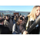 Una pasajera asciende al avión en el primer vuelo a París desde León que fue inaugurado en diciembre del año 2008.