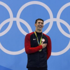 Phelps sonríe en el podio con el oro con el que recupera el título olímpico en los 200 mariposa.