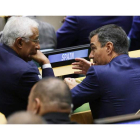 Pedro Sánchez habla ayer, en la sede de la ONU en Nueva York, con Antonio Costa, primer ministro portugués. JUSTIN LANE