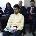 Félix Manrique, el gurú que captó a la joven española Patricia Aguilar, durante una vista judicial contra él en Perú. Detrás de él. en el centro, Alberto, el padre de Patricia.