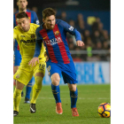 Messi conduce el balón durante el partido de ayer entre el Villarreal y el Barcelona. DOMENECH CASTELLÓ