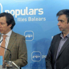 Carlos Floriano, acompañado del secretario general del partido regional, Miquel Vidal, durante la rueda de prensa que ha ofrecido hoy en Palma de Mallorca.
