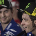 Lorenzo escucha sonriente a Rossi, en una rueda de prensa en Sepang.