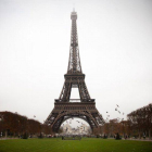 París nublado, con la Torre Eiffel al fondo.