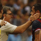 Martino felicita a Adriano por su gol.