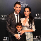 Cristiano Ronaldo con su novia y su hijo mayor