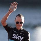 Chris Froome saluda al público durante la presentación de equipos de la Vuelta.