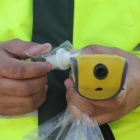 Un agente se prepara para hacer un control de alcoholemia