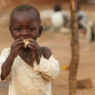 Un niño zimbabuense come un trozo de pan al oeste de Harare, en una imagen de archivo.