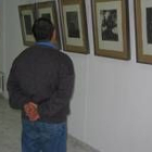 Un hombre contempla algunas de las obras expuestas en la muestra de grabados
