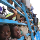 Imagen de niños siendo evacuados de las islas nigerianas del lago Chad por el temor a ser atacados por Boko Haram.