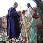 El juez de la Vera Cruz impone la medalla al Jesús de La Borriquilla