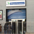 Varios empleados del call center de Teleperformance, ayer por la mañana a las puertas de las instalaciones en Ponferrada.