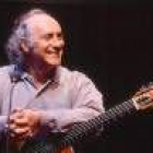 El cantante y poeta Amancio Prada durante su concierto en Aichi