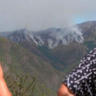 Dos vecinos de Santo Tirso de Cabarcos observan a lo lejos el nuevo rumbo del fuego de Barjas