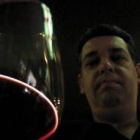 Emilio Martín mientras realiza su pasión: una cata de vino