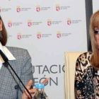 Milagros Marcos e Isabel Carrasco, ayer tras la firma del Acuerdo Marco de Servicios Sociales.