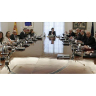 El presidente del Gobierno, Mariano Rajoy, presidió ayer un Consejo de Ministros extraordinario para aprobar la ley orgánica que hará efectiva la abdicación.