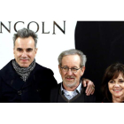 Daniel Day-Lewis, que encarna al presidente Lincoln, junto al director del filme, Steven Spielberg, y la actriz Sally Field.