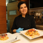 La cocinera del Ánfora en la cocina del restaurante de la plaza de San Marcelo.