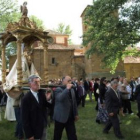 La Virgen en la procesión alrededor del santuario.