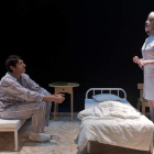 Imagen de Carmelo Gómez en una de las escenas de la obra de teatro que hoy y mañana representa en el Auditorio.