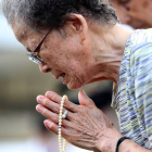 Una mujer llora durante el homenaje a las víctimas de la bomba atómica de Nagasaki.