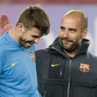 Pep Guardiola le da una colleja amistosa a Gerard Piqué en el 2011.