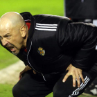 Claudio Barragán se dirige a sus jugadores en un momento puntual del encuentro disputado en El Toralín entre la Ponferradina y el Mirandés.
