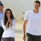 Los dos cooperantes,  a su llegada ayer al aeropuerto de Torrejón de Ardoz.