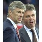 Wenger, en primer plano junto a Hiddink, es el objetivo del Real Madrid