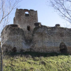 Uno de los laterales del Castillo de Villapadierna donde se aprecian los nidos de cigüeñas. CAMPOS