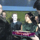 Mark Zuckerberg y Jan Koum celebraron anoche en el restaurante Boujis el aniversario del segundo, el de la mujer del primero y la compra de WhatsApp por Facebook. Arriba, los tres (la mujer con la tarta y los empresarios uno a cada lado, al fondo).