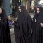 Mujeres iraquíes caminan por el centro de Bagdad