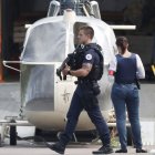 Gendarmes franceses investigan el avión donde se escapó el preso. IAN LANGSDON