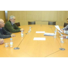 Imagen de archivo de la reunión de la pasada semana entre el PP y la oposición.