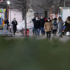 Movimiento de gente en las calles al atardecer. F. Otero Perandones.