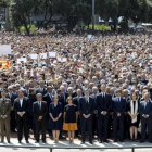 El Rey, Rajoy, Puigdemont, Colau y otras autoridades y miles de ciudadanos, durante el minuto de silencio en la plaza de Catalunya, el pasado viernes.