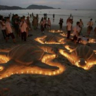 Tailandeses encienden velas durante la conmemoración del aniversario del tsunami.