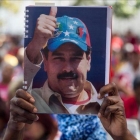 Una mujer seguidora del oficialismo venezolano sostiene una fotografía del presidente Nicolás Maduro el pasado sábado.