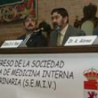 Ángel Penas, en el centro, durante su discurso inaugural
