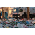 Los servicios de limpieza del Ayuntamiento recogen la basura dejada por los 5.000 jóvenes que participaron ayer en el botellón en el Campus