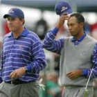 Phil Mickelson y Tiger Woods abandonan el campo compungidos a la vista del panorama del primer día