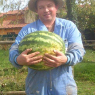 Pedro Álvarez, con la sandía de 15 kilos que arrancó el sábado.