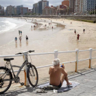 La playa de San Lorenzo, en Gijón, ayer por la mañana.