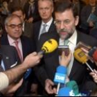 Mariano Rajoy habla con los medios antes de su reunión de ayer con Manuel Fraga _a la izquierda_