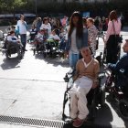 Personas de Aspace en el acto de ayer en la plaza de las Cortes. RAMIRO