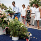 Pablo Casado deposita en Santa Pola un ramo de flores en el monolito que recuerda a las dos personas asesinadas por ETA. MANUEL