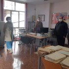 Visita ayer del alcalde y de los ediles al archivo municipal. DL