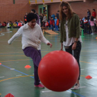 Una usuaria de Asprona golpea a una pelota en la jornada celebrada ayer en Valencia. MEDINA